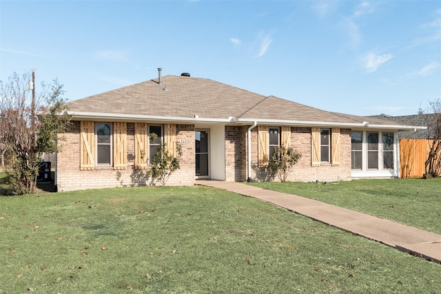 single story home featuring a front lawn