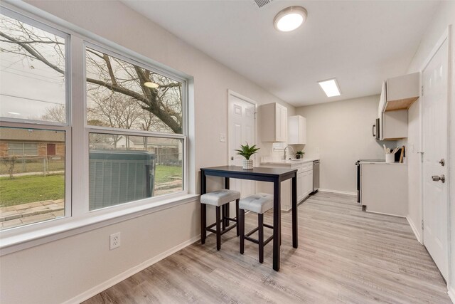 living room with light hardwood / wood-style floors and ceiling fan