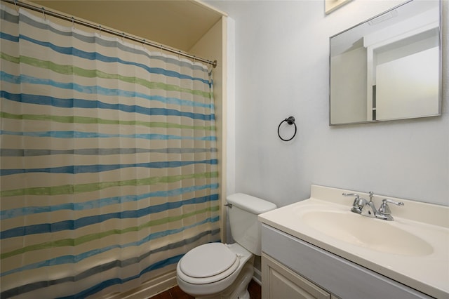 bathroom featuring a shower with curtain, vanity, and toilet