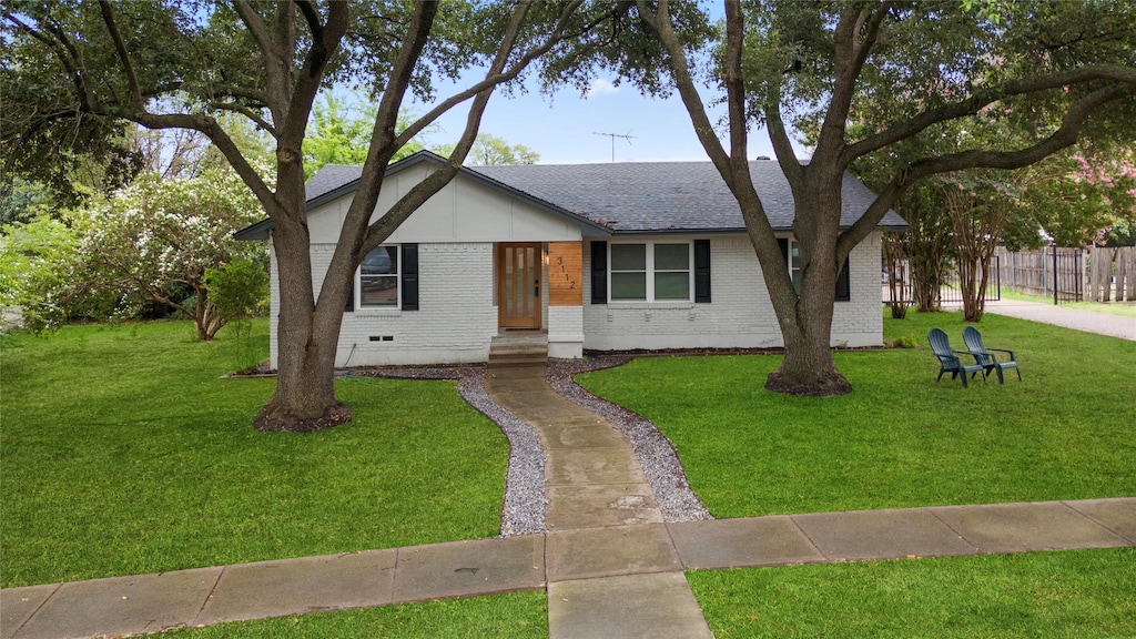 ranch-style home featuring a front lawn