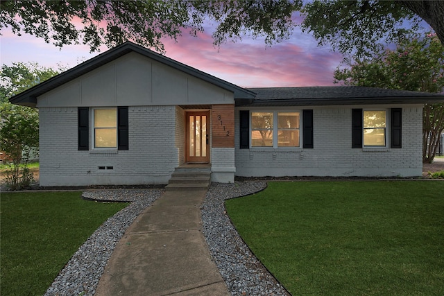 view of front of property featuring a lawn