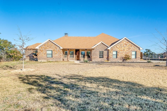 view of front of home featuring a front yard