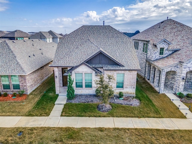 view of front of home featuring a front yard