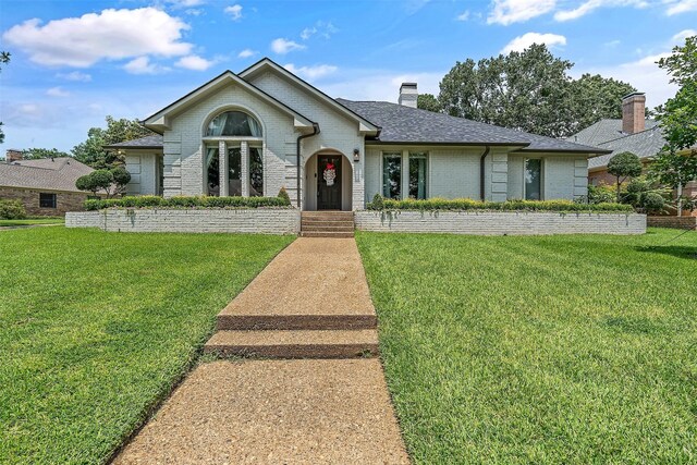 single story home with a front lawn