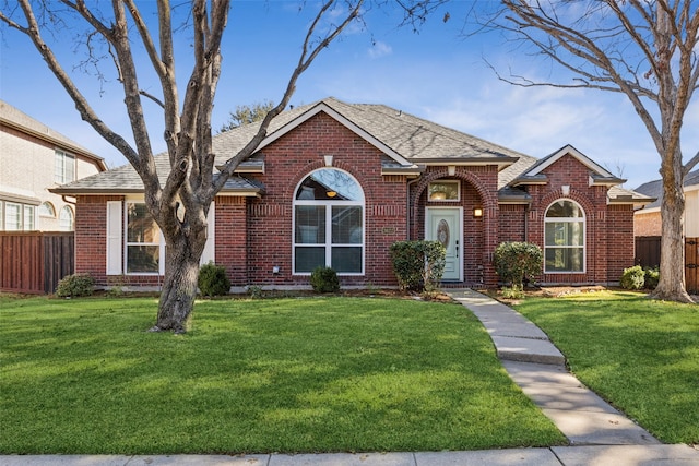 view of front facade featuring a front lawn