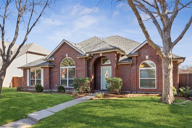 view of front of home featuring a front yard