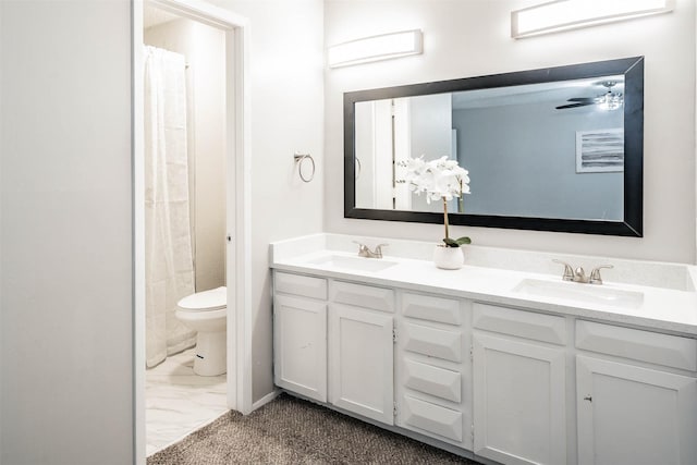 bathroom featuring a shower with curtain, vanity, toilet, and ceiling fan