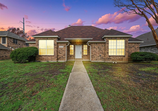 view of front of house featuring a yard