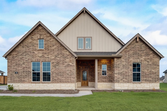 view of front of house featuring a front yard