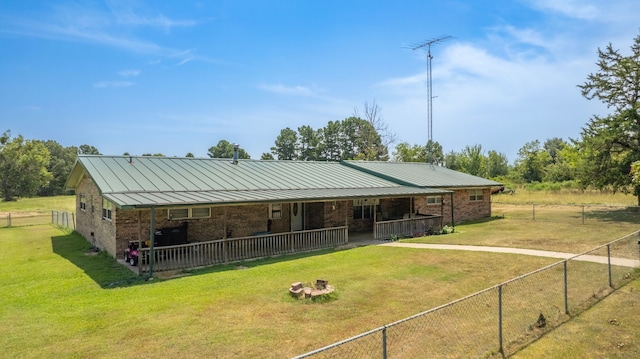 view of front of home featuring a front lawn