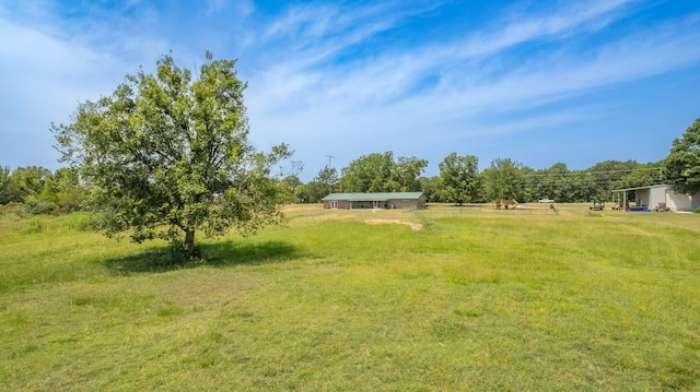 view of yard featuring a rural view