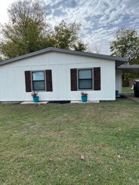 view of front of home featuring a front yard and a carport