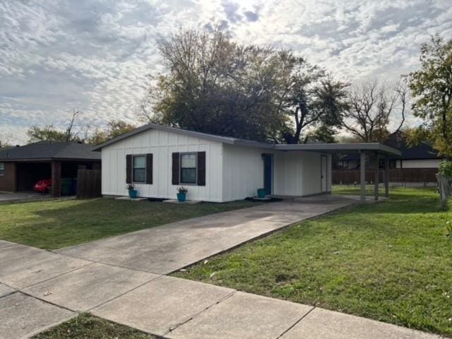 single story home featuring a front yard and a carport