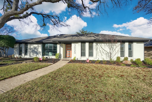 single story home with a front lawn