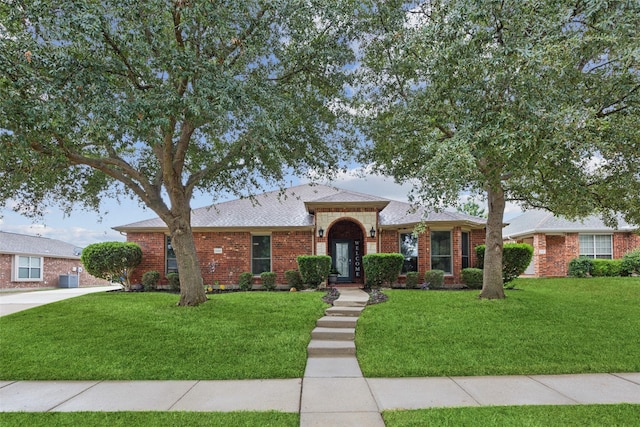 view of front of home featuring a front lawn