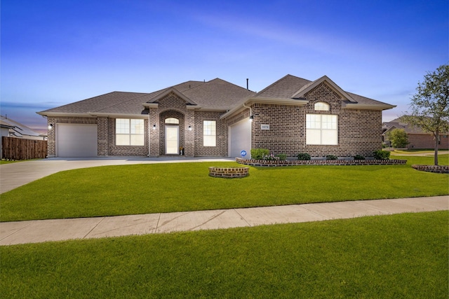 view of front of house featuring a yard and a garage