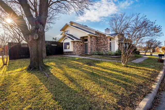 view of front of property featuring a front lawn