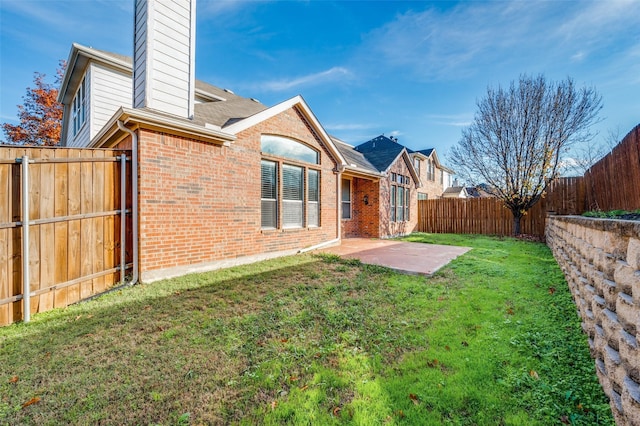 view of yard featuring a patio area