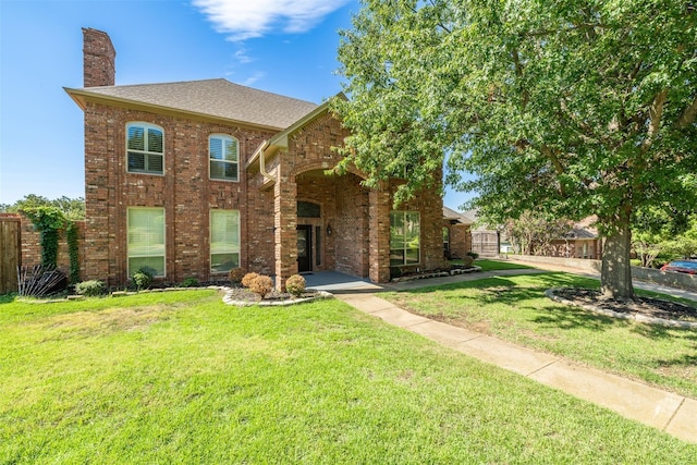 view of front of property featuring a front lawn