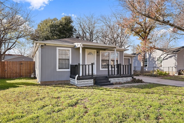 view of front of property featuring a front lawn