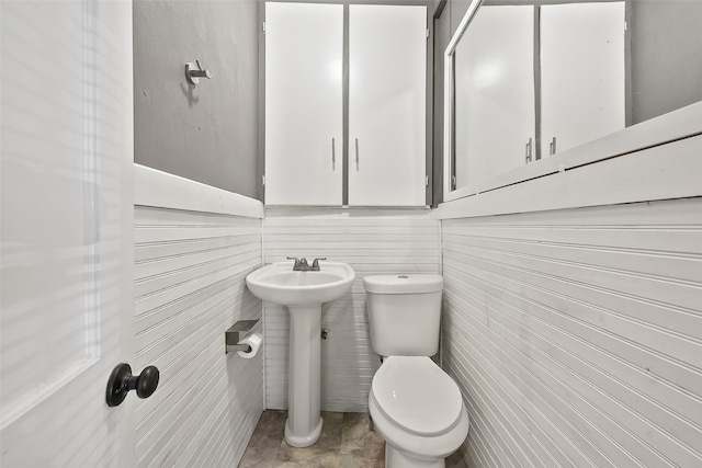 bathroom featuring toilet and sink