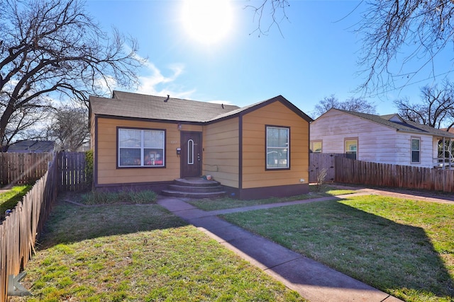 view of front of property with a front yard