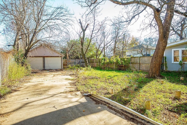 view of yard featuring a garage and an outdoor structure