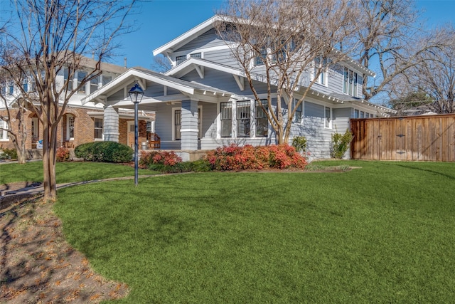 view of front of house featuring a front lawn