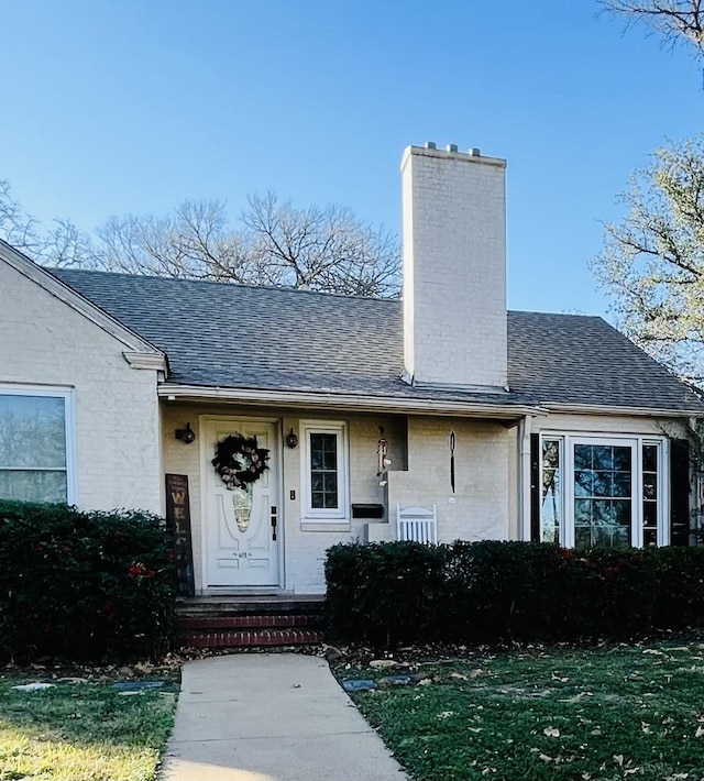 property entrance featuring a lawn