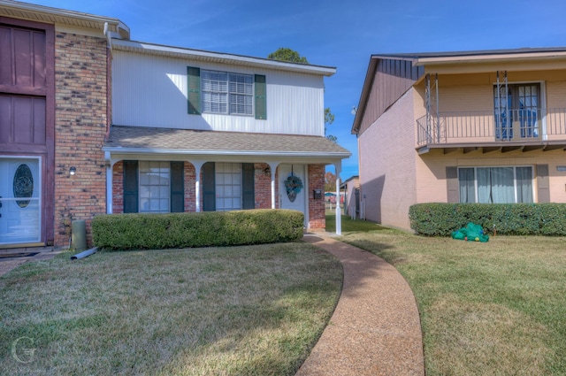 view of front facade featuring a front lawn