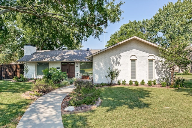 view of front of home featuring a front yard