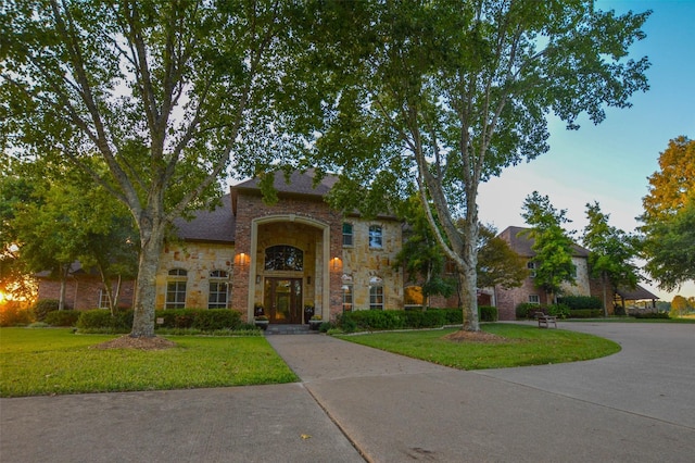 view of front of home featuring a front lawn