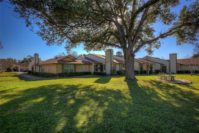 view of front facade with a front lawn