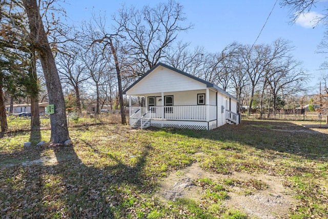 view of front of property featuring a porch and a front yard