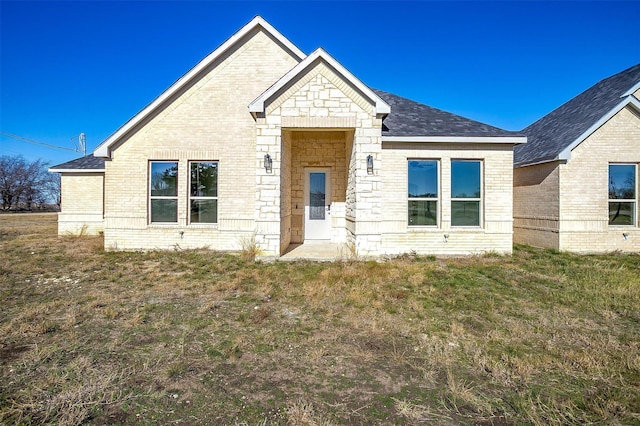 view of front of property featuring a front yard