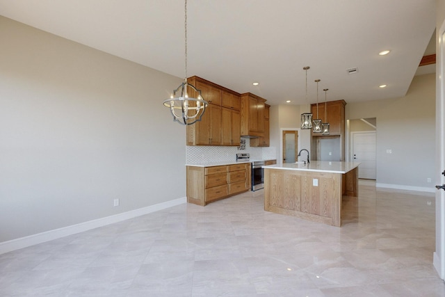 kitchen with decorative backsplash, pendant lighting, electric range, a center island with sink, and a notable chandelier