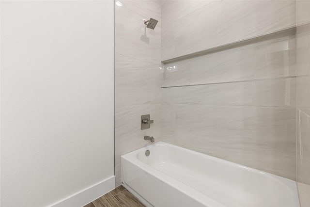 bathroom featuring tiled shower / bath combo