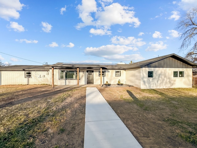 ranch-style house featuring a front yard