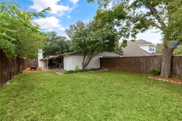 view of yard featuring a patio area