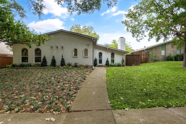 view of front facade with a front yard