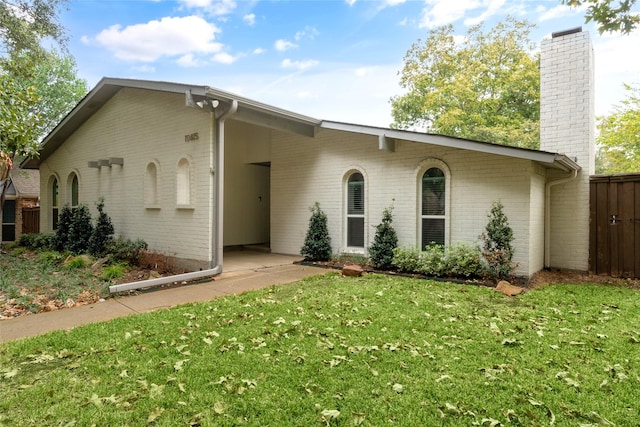 ranch-style home featuring a front lawn