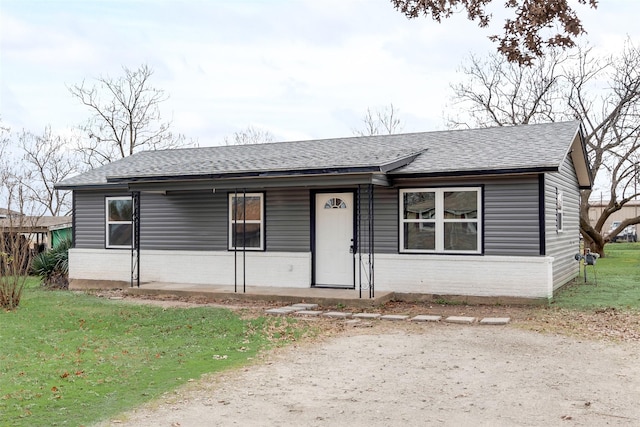 ranch-style house featuring a front lawn