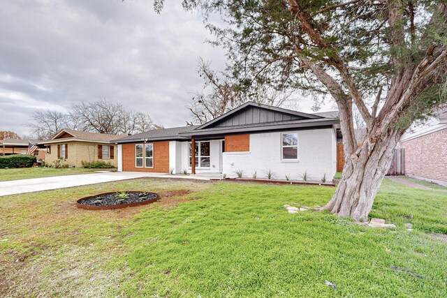 ranch-style home with a front yard