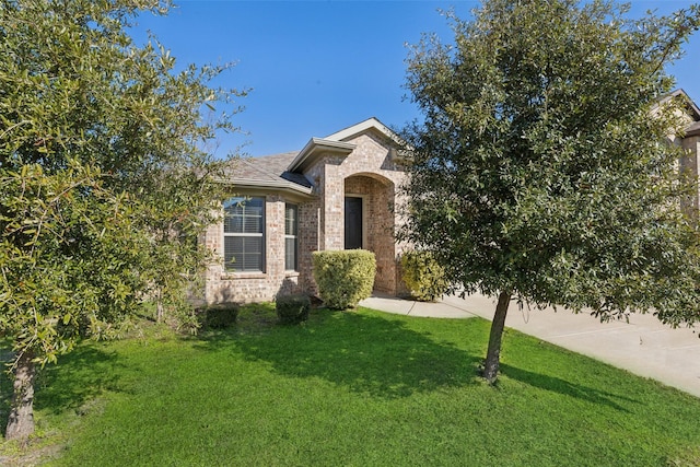 view of front of property featuring a front lawn