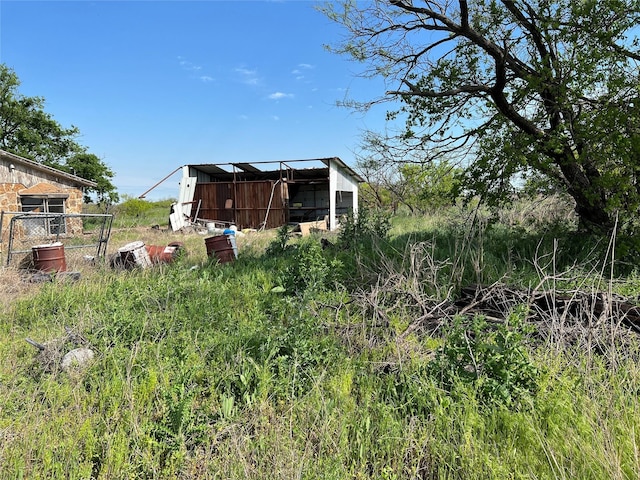 view of yard featuring an outdoor structure