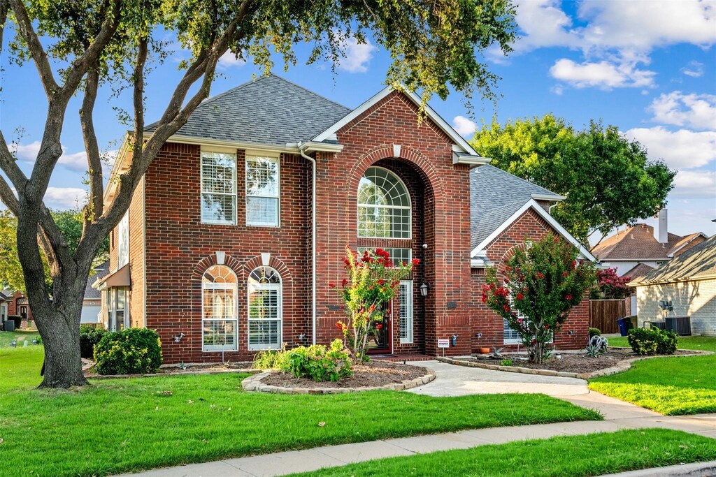 view of front property featuring a front lawn