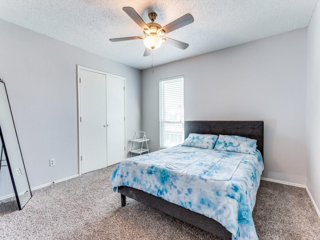 bedroom with ceiling fan, carpet floors, a textured ceiling, and a closet