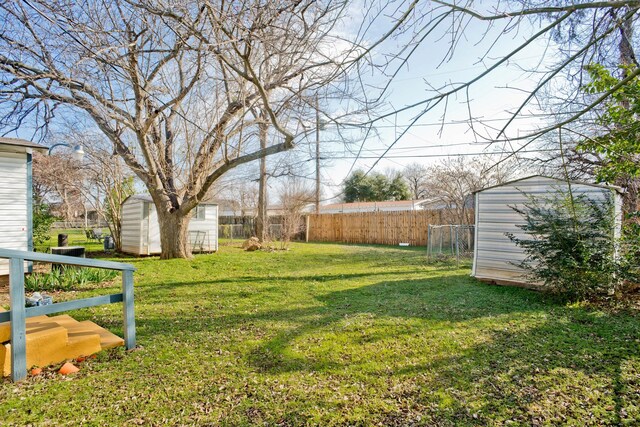 view of yard featuring a shed