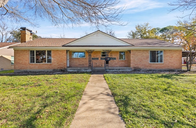 ranch-style home featuring a front lawn