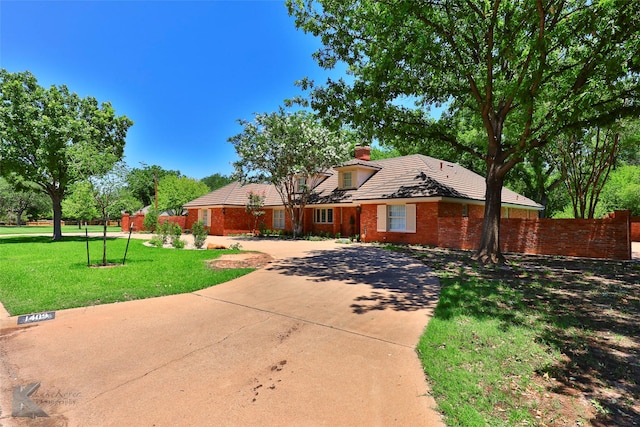 ranch-style house featuring a front lawn